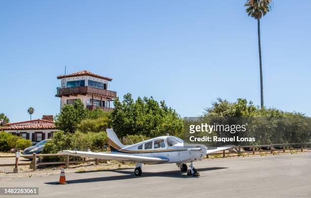 small plane parked at the catalina island airport - aerodrome photos et images de collection