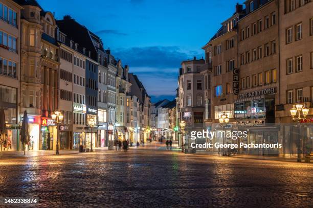 retail stores in the bonn market square at dusk. - blurred motion restaurant stock-fotos und bilder