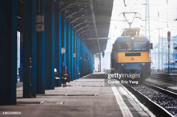 budapest keleti train station - train hungary stock pictures, royalty-free photos & images