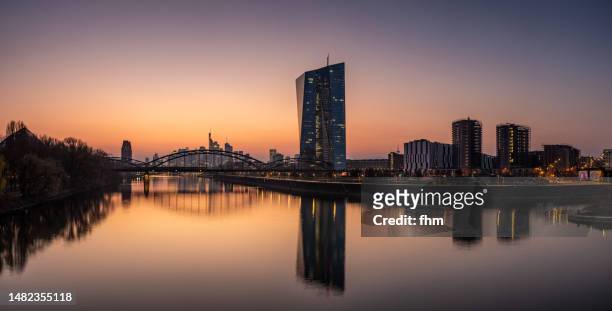 ecb building and frankfurt/ main skyline at sunset (frankfurt/ main, germany) - water main stock-fotos und bilder