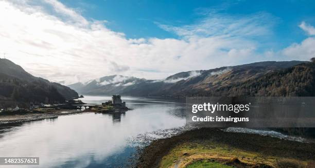 eilean donan castle, dornie, schottland. - eilean donan castle stock-fotos und bilder