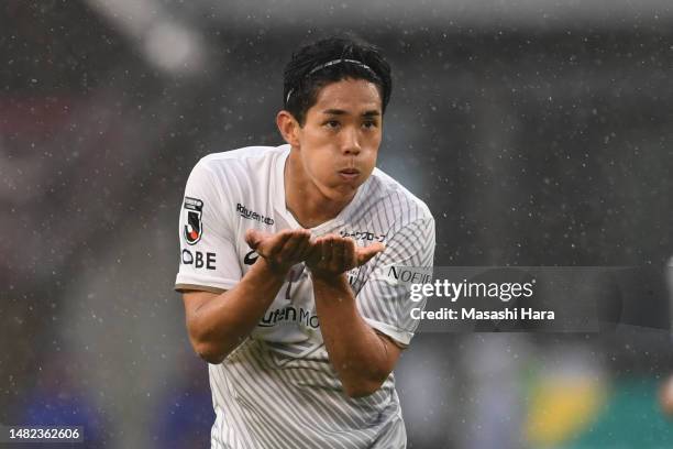 Yoshinori Muto of Vissel Kobe celebrates the second goal during the J.LEAGUE Meiji Yasuda J1 8th Sec. Match between Kashima Antlers and Vissel Kobe...