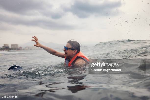 retrato de un adolescente por la borda - ahogar fotografías e imágenes de stock