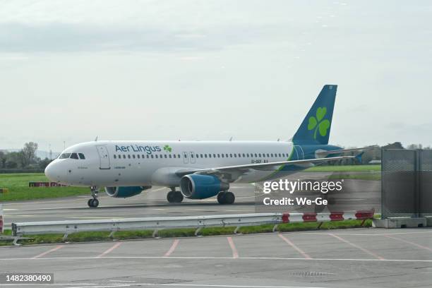 aer lingus airbus a320-200 st declan at dublin ireland airport. - a320 turbine engine stock pictures, royalty-free photos & images