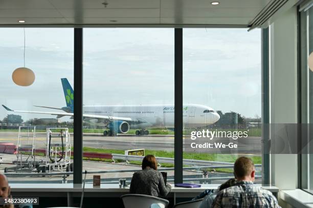 aer lingus' airbus a330 - 300 begain at dublin ireland airport. - a320 turbine engine stockfoto's en -beelden