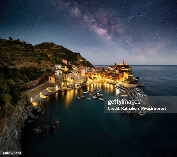 majestic touristic village on the hill with colorful mediterranean buildings. fantastic travel and photography place at night with milkyway, vernazza, cinque terre national park, liguria, italy, europe - vernazza fotografías e imágenes de stock