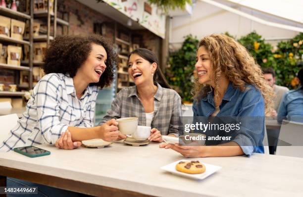 glückliche gruppe von frauen, die spaß daran haben, sich in einem café zu unterhalten - kaffeeklatsch stock-fotos und bilder