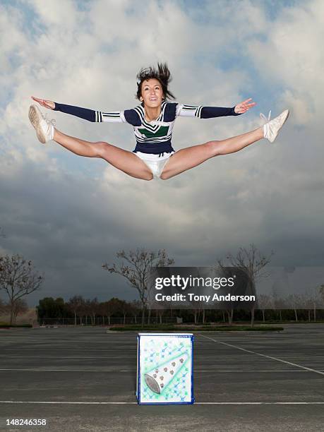 89 Cheerleader Doing Splits Stock Photos, High-Res Pictures, and Images ...