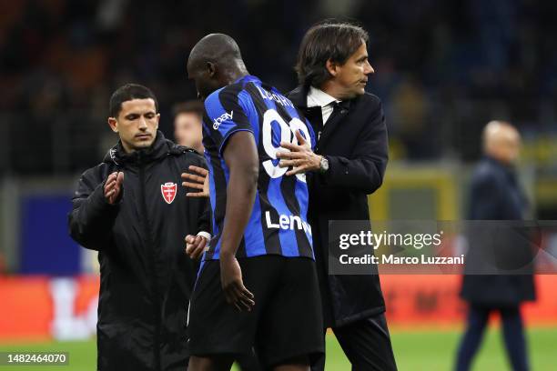 Simone Inzaghi embraces Romelu Lukaku of FC Internazionale after the team's defeat during the Serie A match between FC Internazionale and AC Monza at...