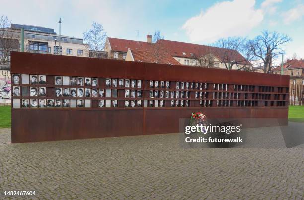 berlin wall memorial - the berlin wall stock pictures, royalty-free photos & images