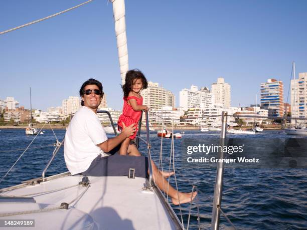 hispano padre e hija en barco de vela - punta del este fotografías e imágenes de stock