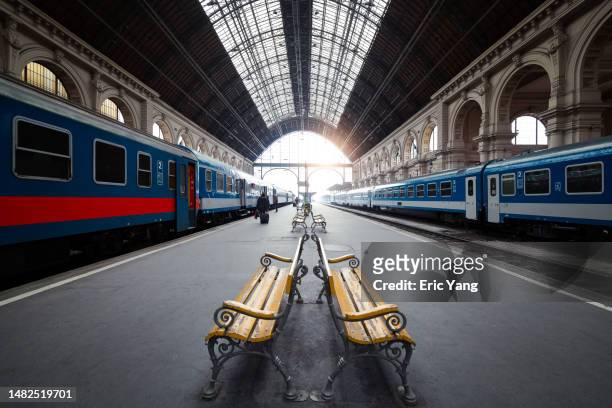 budapest keleti train station - ungheria foto e immagini stock