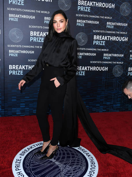 https://media.gettyimages.com/id/1482524496/photo/gal-gadot-arrives-at-the-9th-annual-breakthrough-prize-ceremony-at-academy-museum-of-motion.jpg?s=612x612&w=0&k=20&c=MDj7YaCfM3WKOHj-9EPskTsmzeQ8sy_ZsrEB_xJT3LE=
