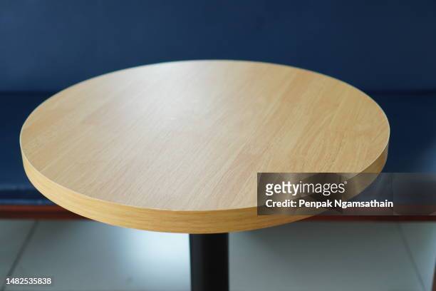 empty wooden round table - round table stockfoto's en -beelden