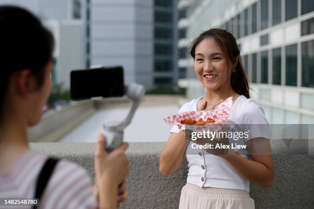 influencer - cardanische-ophanging stockfoto's en -beelden