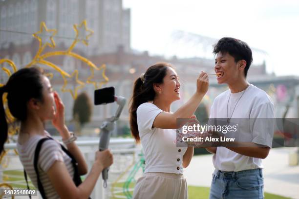 influencer - cardanische-ophanging stockfoto's en -beelden