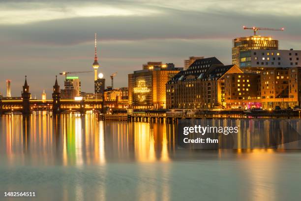 berlin "mediaspree" with famous oberbaumbrücke and television-tower (kreuzberg-friedrichshain, berlin, germany) - kleinere sehenswürdigkeit stock-fotos und bilder