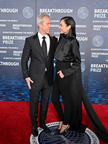 https://media.gettyimages.com/id/1482566765/photo/jaron-varsano-and-gal-gadot-attend-the-9th-annual-breakthrough-prize-ceremony-at-academy.jpg?s=612x612&w=0&k=20&c=AVCeOE00kHXb0BOIQqsHN3obx50U10T-y1iwY9iKaYM=