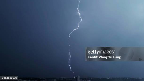 lightning strike over a city - lightning strike imagens e fotografias de stock