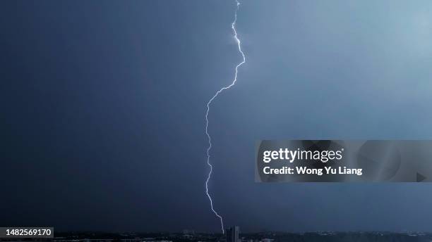 lightning strike over a city - ataque militar - fotografias e filmes do acervo