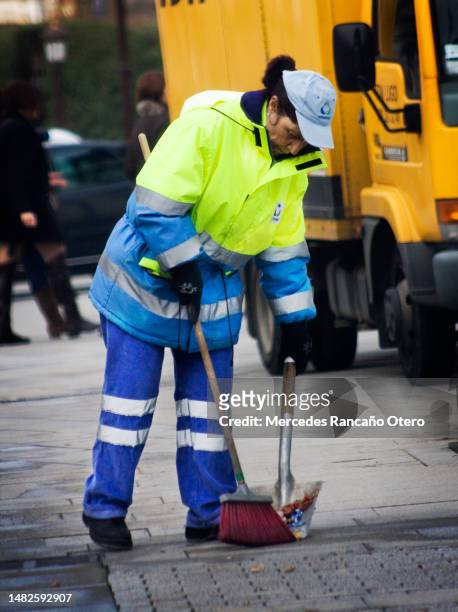 varredor de rua mulher que trabalha - street sweeper - fotografias e filmes do acervo