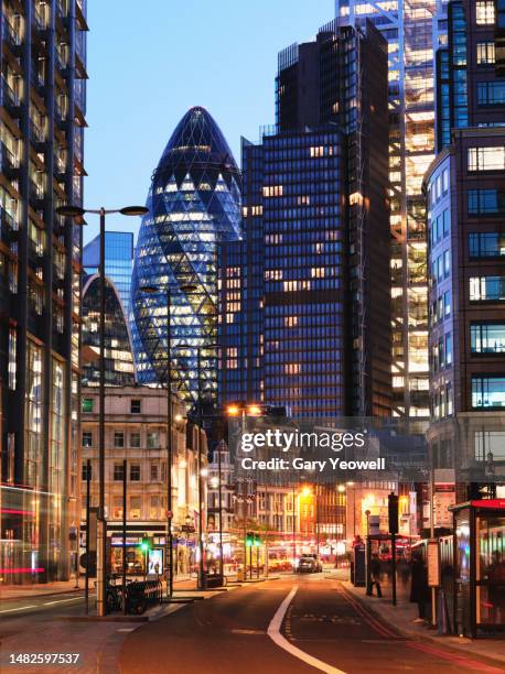 london financial district at dusk - urban road night stock pictures, royalty-free photos & images