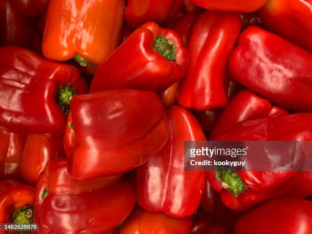 red bell pepper background - bell pepper stockfoto's en -beelden