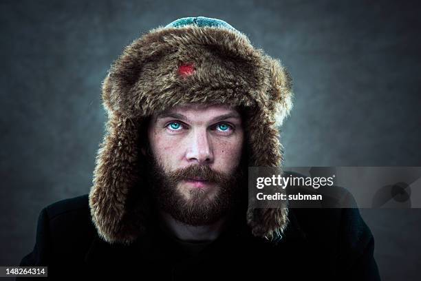 hombre con sombrero de piel - sombrero de piel fotografías e imágenes de stock