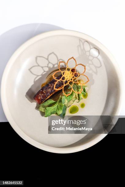 schweinebauchbraten mit salbeibutter und dillöl im gourmetrestaurant mit michelin-stern - schweinebraten stock-fotos und bilder