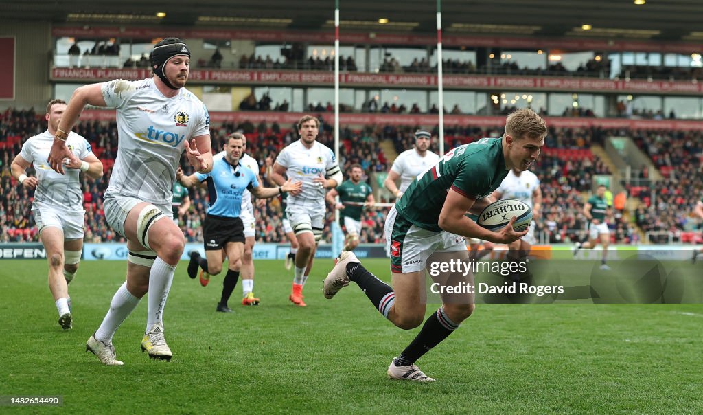 Leiscter Rugby Jack van Poortvliet of Leicester Tigers breaks clear to score their ...