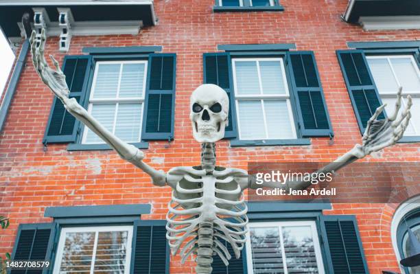 giant skeleton decoration, lawn skeleton halloween decoration, trick or treat home - salem massachusetts imagens e fotografias de stock