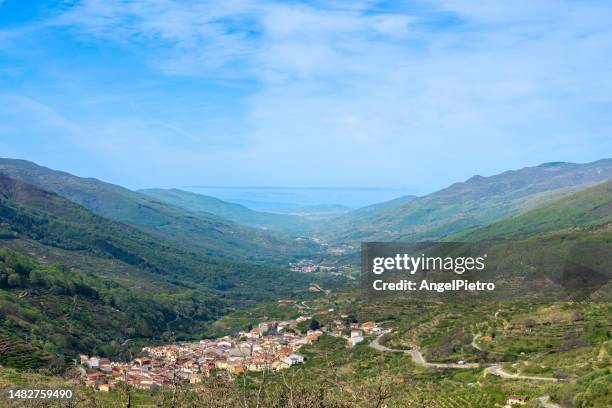 view of a river valley with several towns located in its lower part, next to the river that forms it - the jerte valley from the tornavacas viewpoint - - extremadura stockfoto's en -beelden