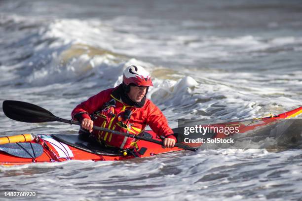 kayaker in the sea - zeekajakken stockfoto's en -beelden