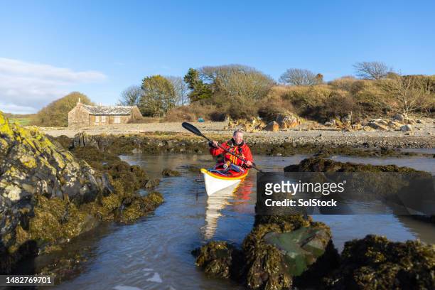 beginning the day kayaking - outdoor activity stock pictures, royalty-free photos & images