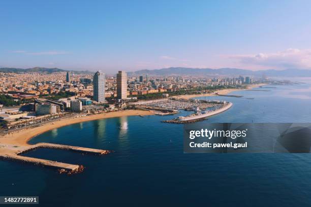 vista aérea del barrio de ciutat vella con la playa de la barceloneta españa - barceloneta fotografías e imágenes de stock