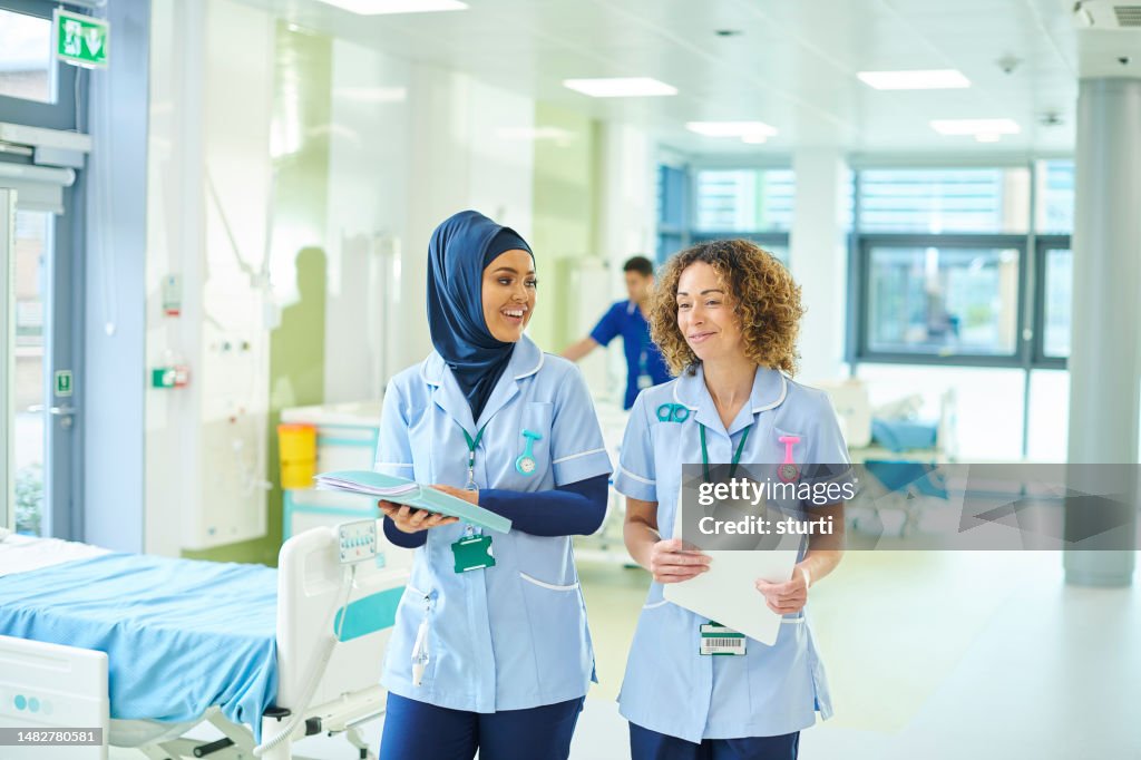 Studentische Krankenschwester mit Stationsleiter