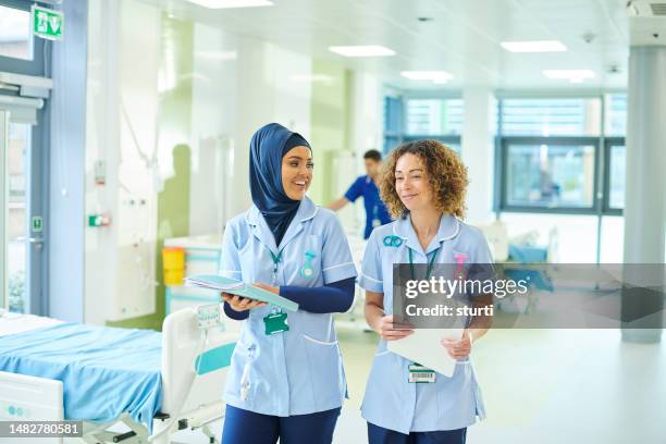 student nurse with ward manager - nurse manager stock pictures, royalty-free photos & images