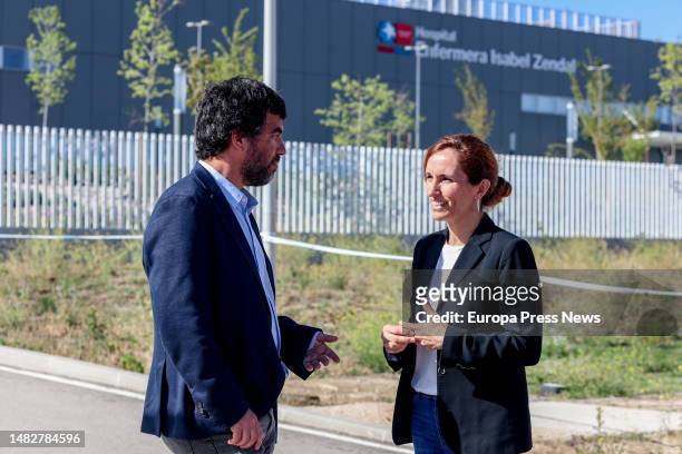 The candidate of Mas Madrid for the presidency of the Community, Monica Garcia, talks with Mas Madrid deputy Hugo Martinez-Abarca on her arrival at...