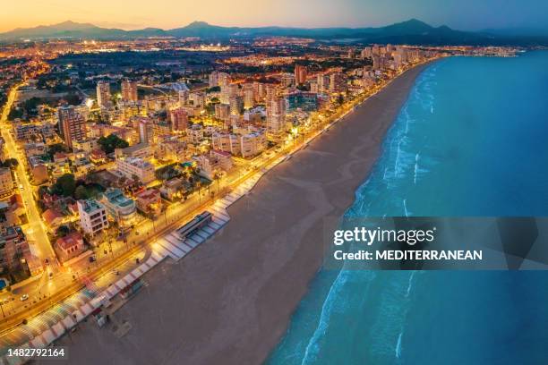 playa de campello al atardecer en alicante vista aérea de drones en el mar mediterráneo - alicante fotografías e imágenes de stock