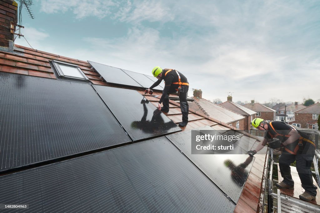 Installation von Solarmodulen für den Haushalt