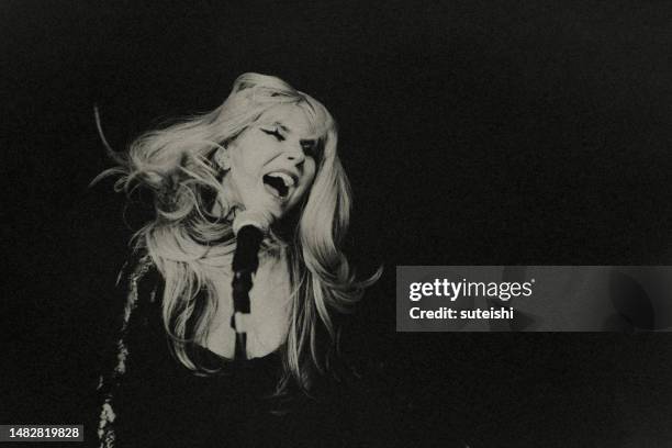 la jeune chanteuse. - concert de musique pop photos et images de collection