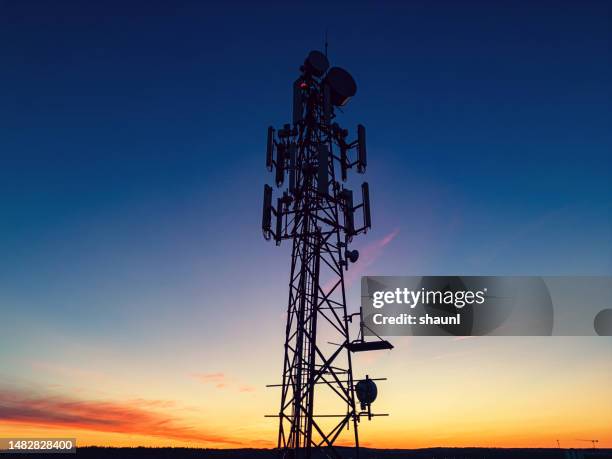 torre ripetitore 5g - torre delle telecomunicazioni foto e immagini stock