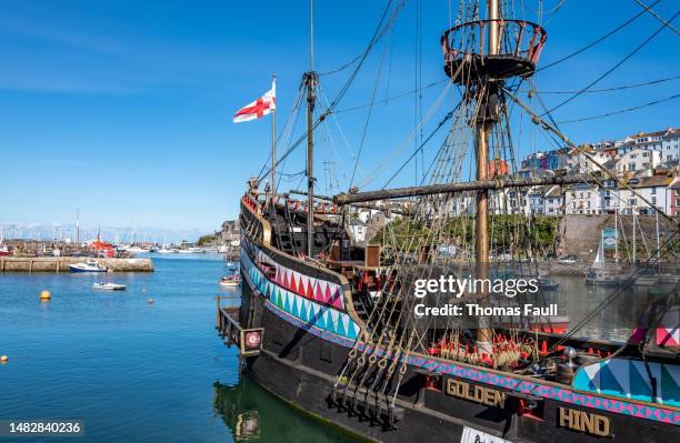 golden hind en brixham - golden hind ship fotografías e imágenes de stock