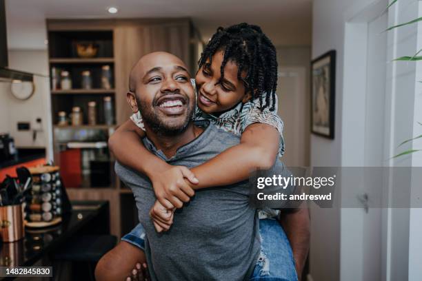 father and carrying son on shoulders - vader stockfoto's en -beelden