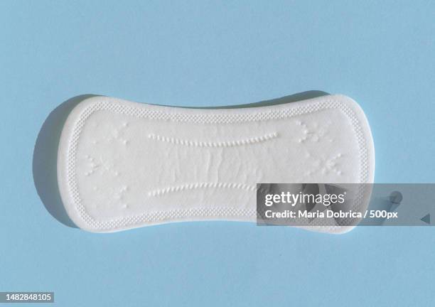 flat lay clean pad blue background,romania - sanitary napkins stock pictures, royalty-free photos & images