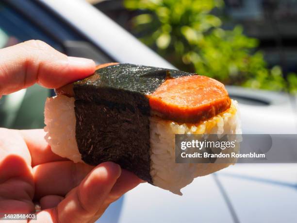 spam musubi in oahu, hawaii - spam stock pictures, royalty-free photos & images