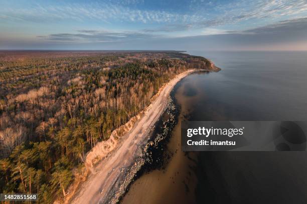 vidzeme steinigen küste - lettland landschaft stock-fotos und bilder