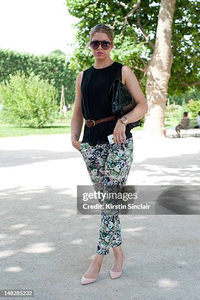 Paris, FRANCEJane Bibby catwalk dept editor at WGSN wearing Marc Jacobs sunglasses, full circle bag, vintage belt and Zara top, shoes and trousers at...