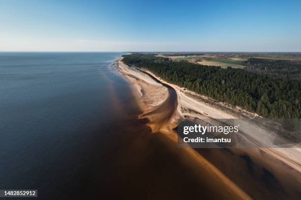 fluss vitrupe in der mündung der region vidzeme in die ostsee - lettland landschaft stock-fotos und bilder