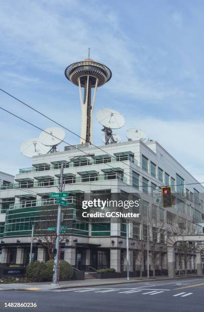 la aguja espacial de seattle y la tecnología moderna convergen en la intersección del pasado y el futuro - seattle center fotografías e imágenes de stock